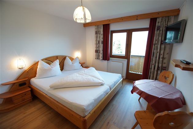 Zimmer 2 des Ellmauer Tor Appartements.