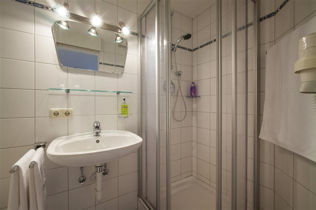 Zimmer 4 Bad neu